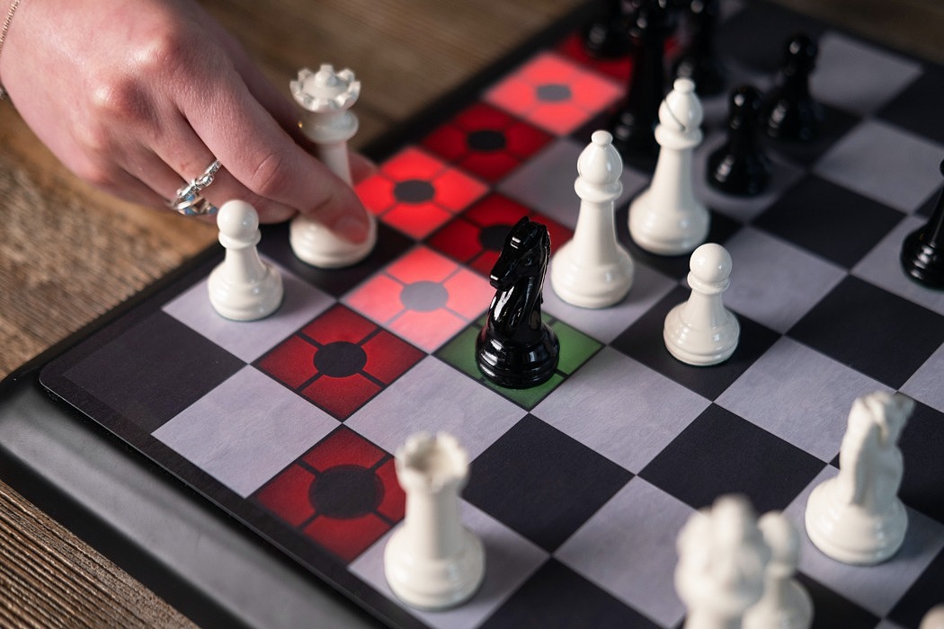智能棋盘，Stockfish，策略，引导，Chess Up，