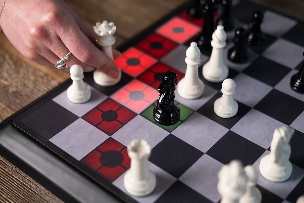 Intelligent chessboard，Stockfish，strategy，guide，Chess Up，