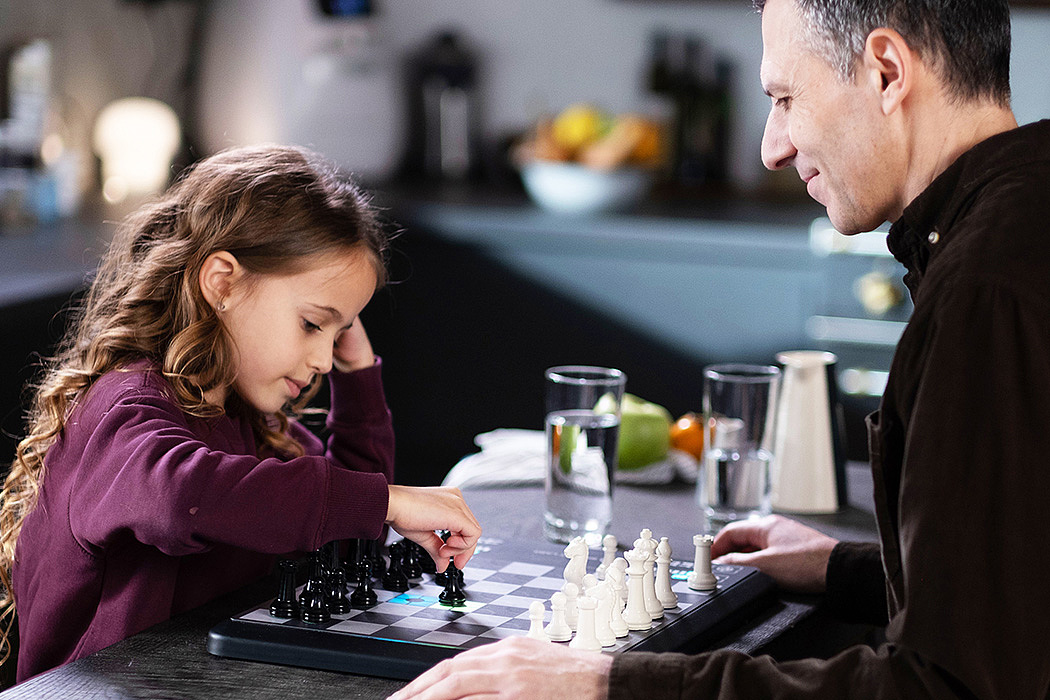 Intelligent chessboard，Stockfish，strategy，guide，Chess Up，