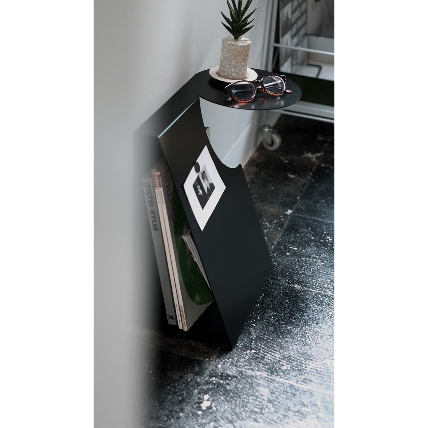 Side table，steel，Minimalist，Magazine rack，