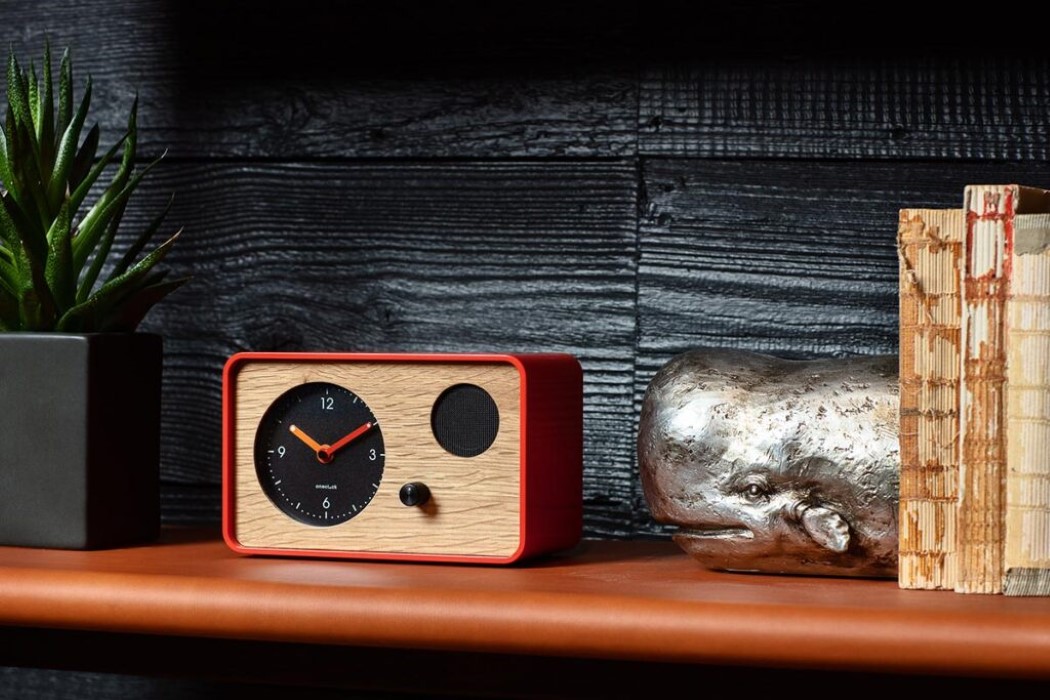 alarm clock，music，wooden ，