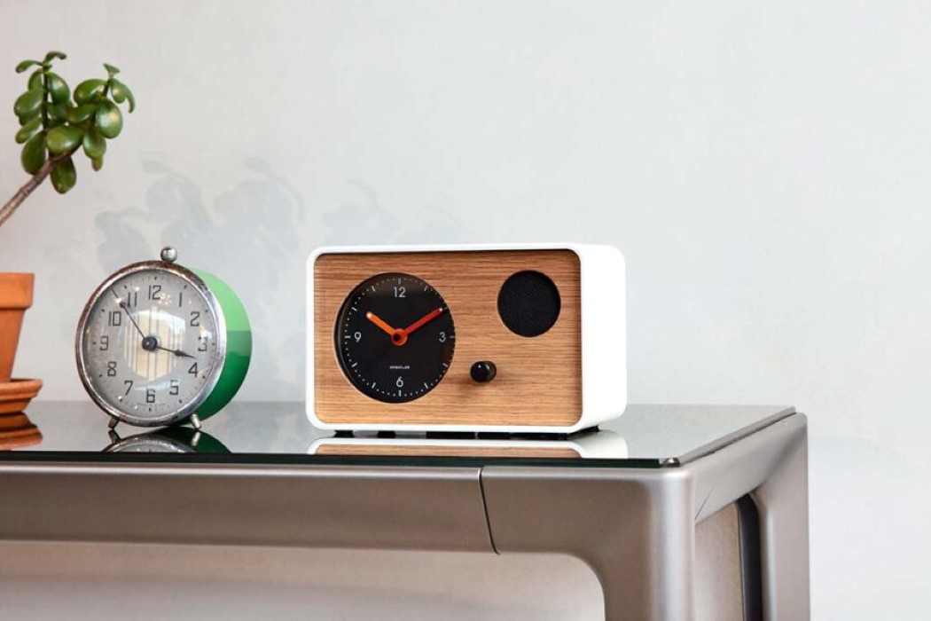 alarm clock，music，wooden ，