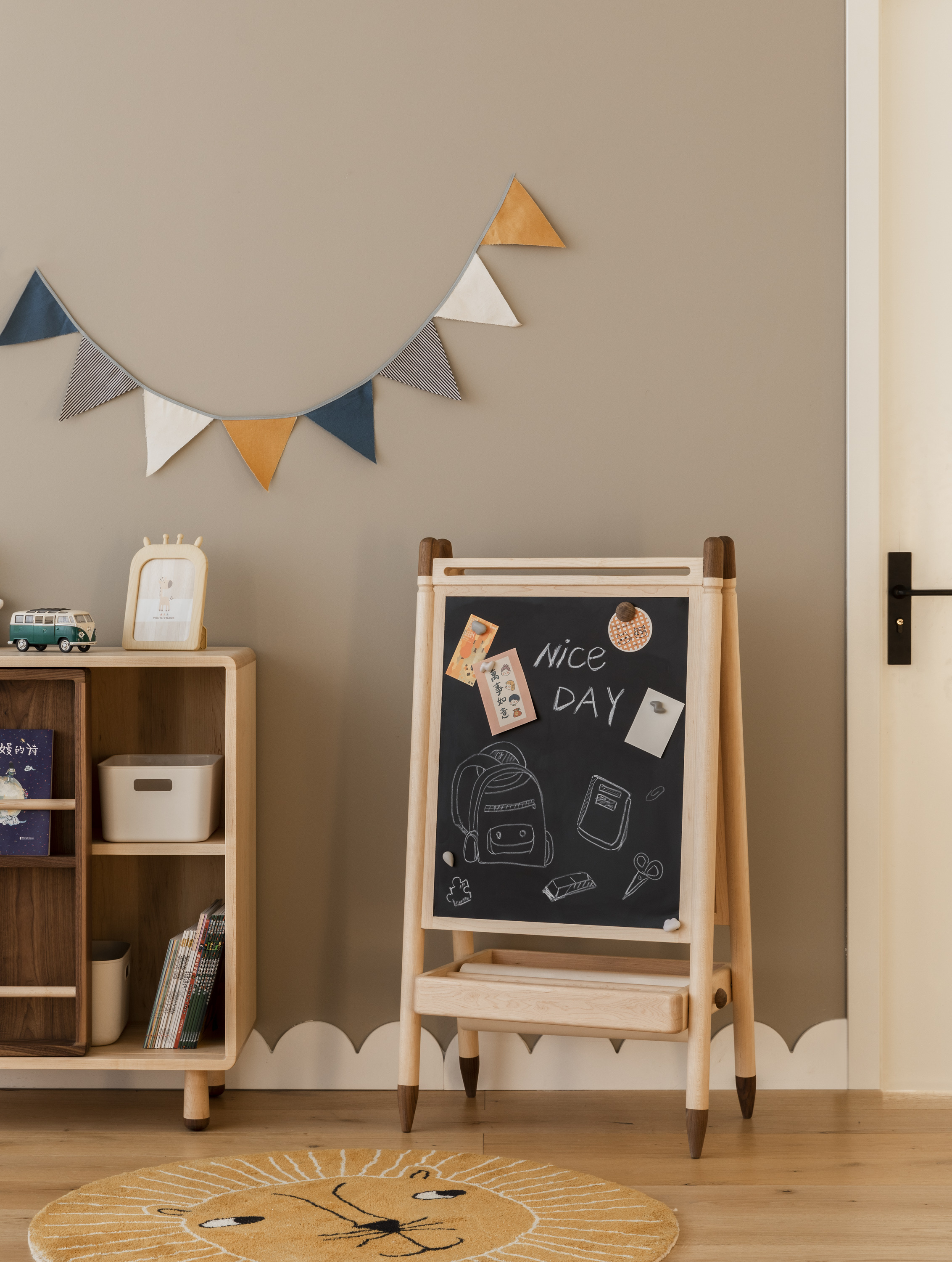 Children's furniture，Easel，Drawing board，Solid wood furniture，painting，Graffiti board，