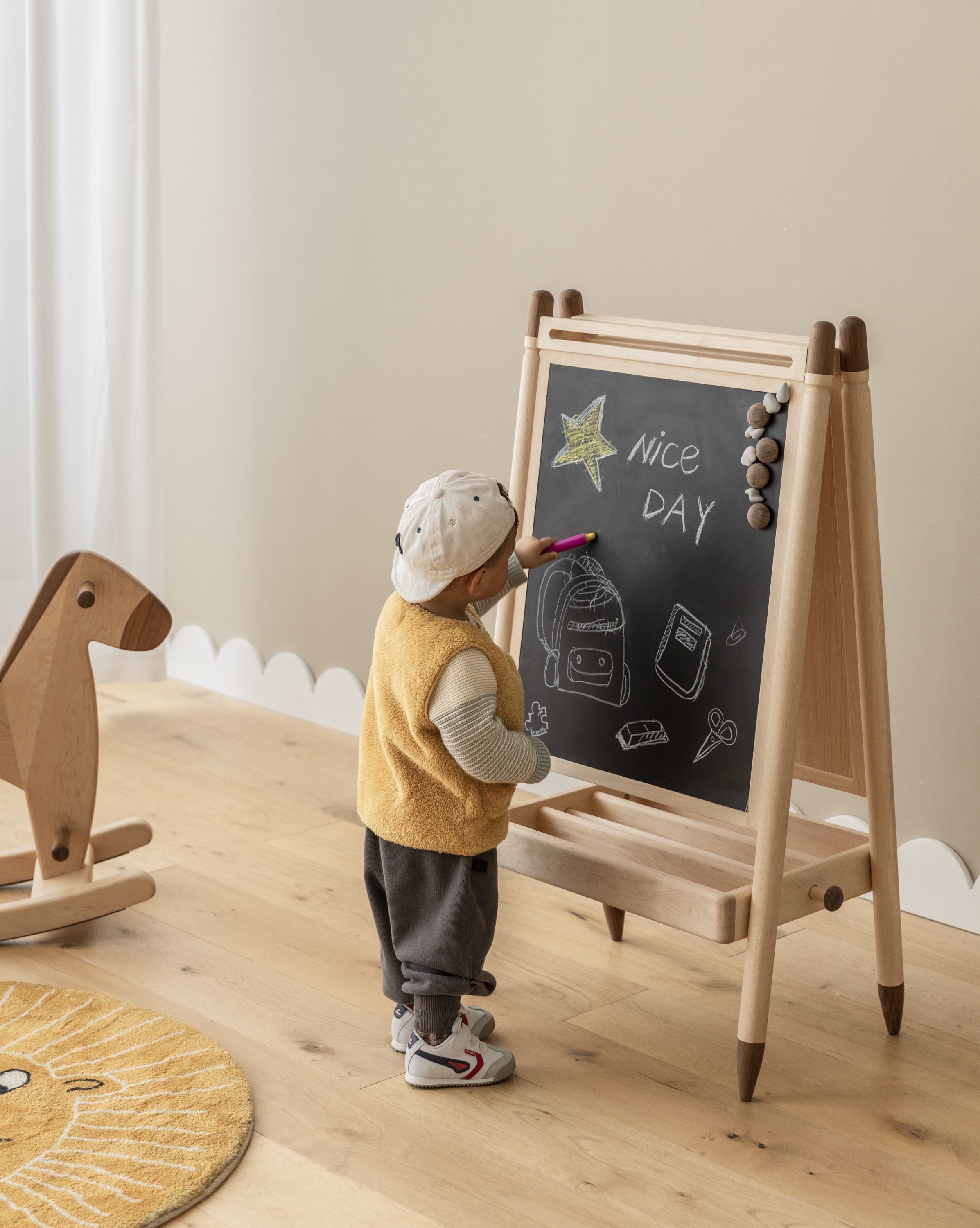 Children's furniture，Easel，Drawing board，Solid wood furniture，painting，Graffiti board，