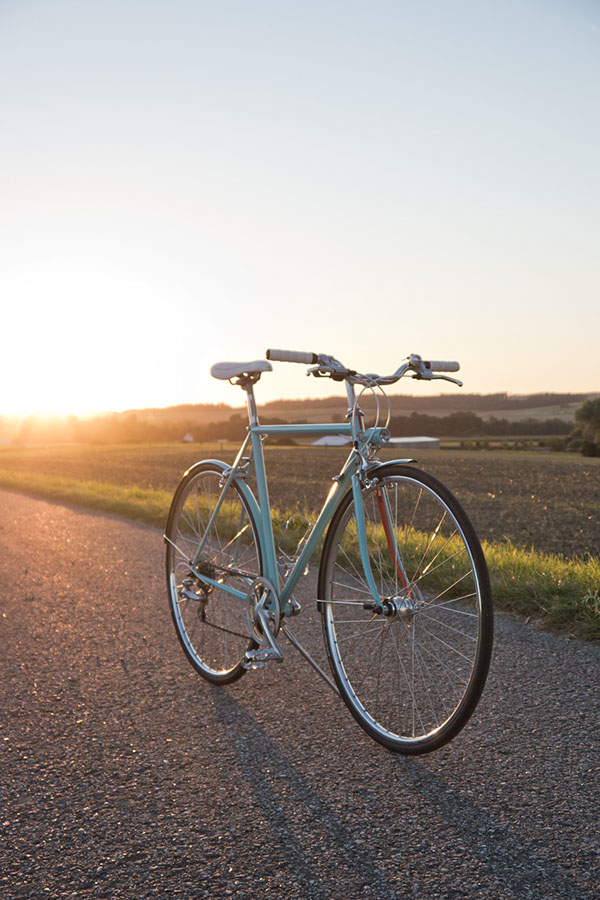 乡村路上的淡蓝色einhorn自行车