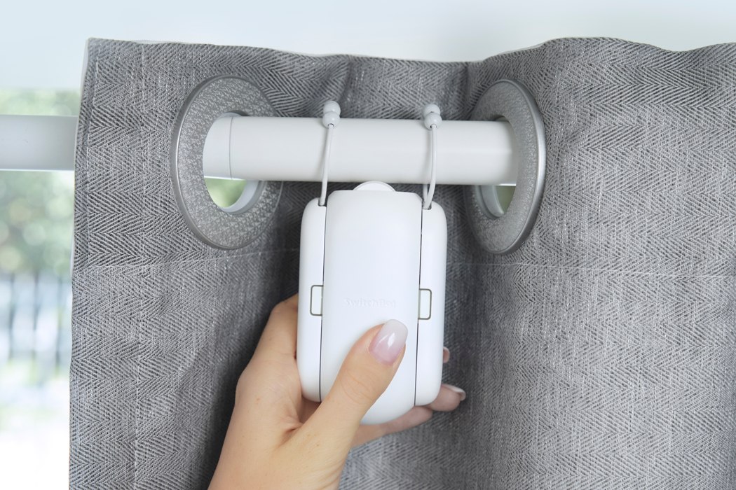 window curtains，intelligence，sensor，white，