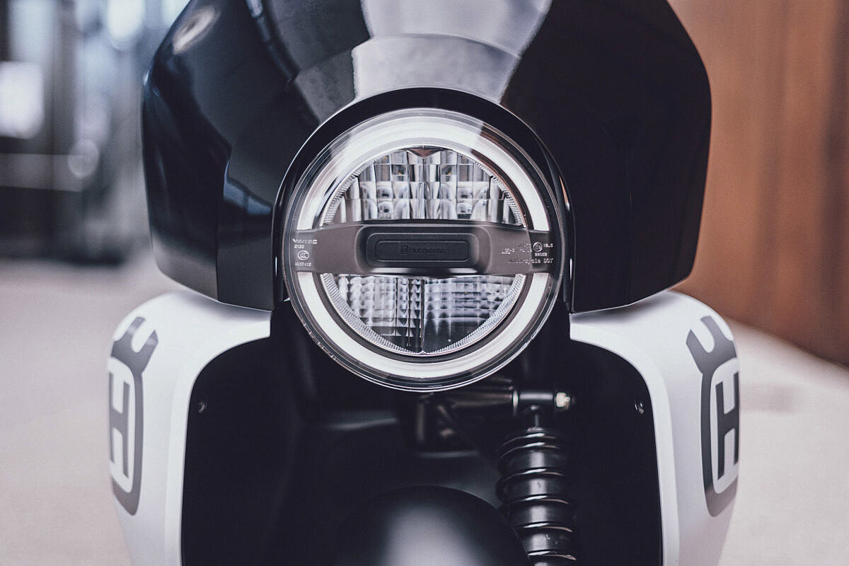 motorcycle，Electric vehicle，black and white，