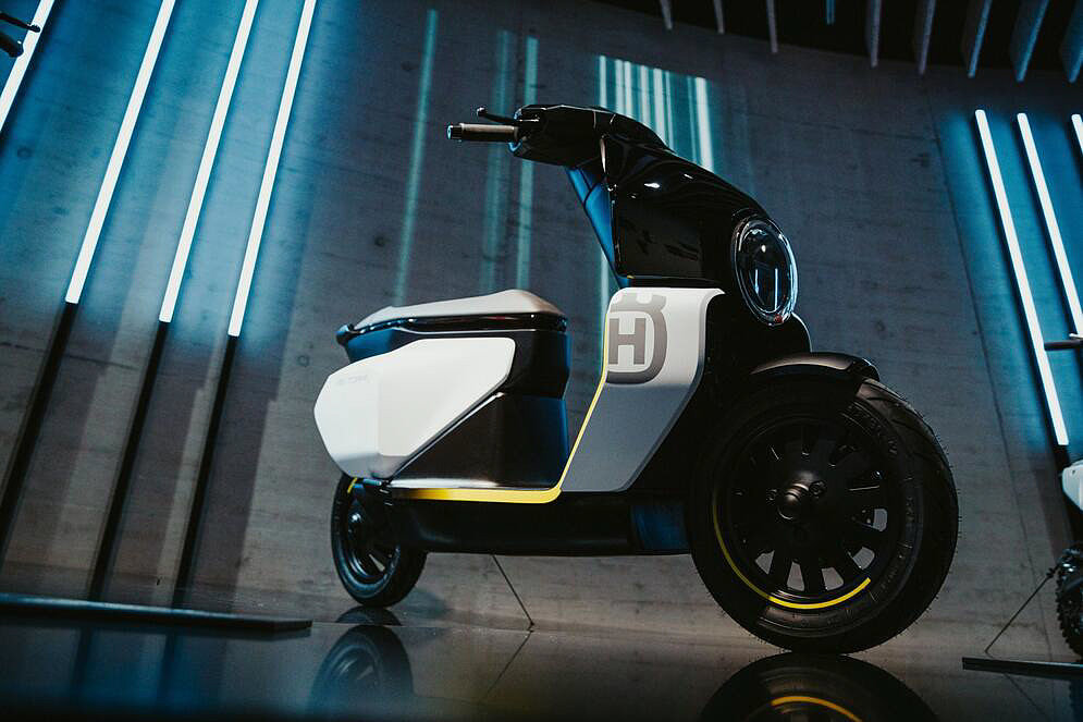 motorcycle，Electric vehicle，black and white，