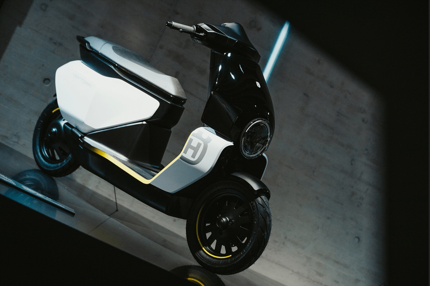 motorcycle，Electric vehicle，black and white，