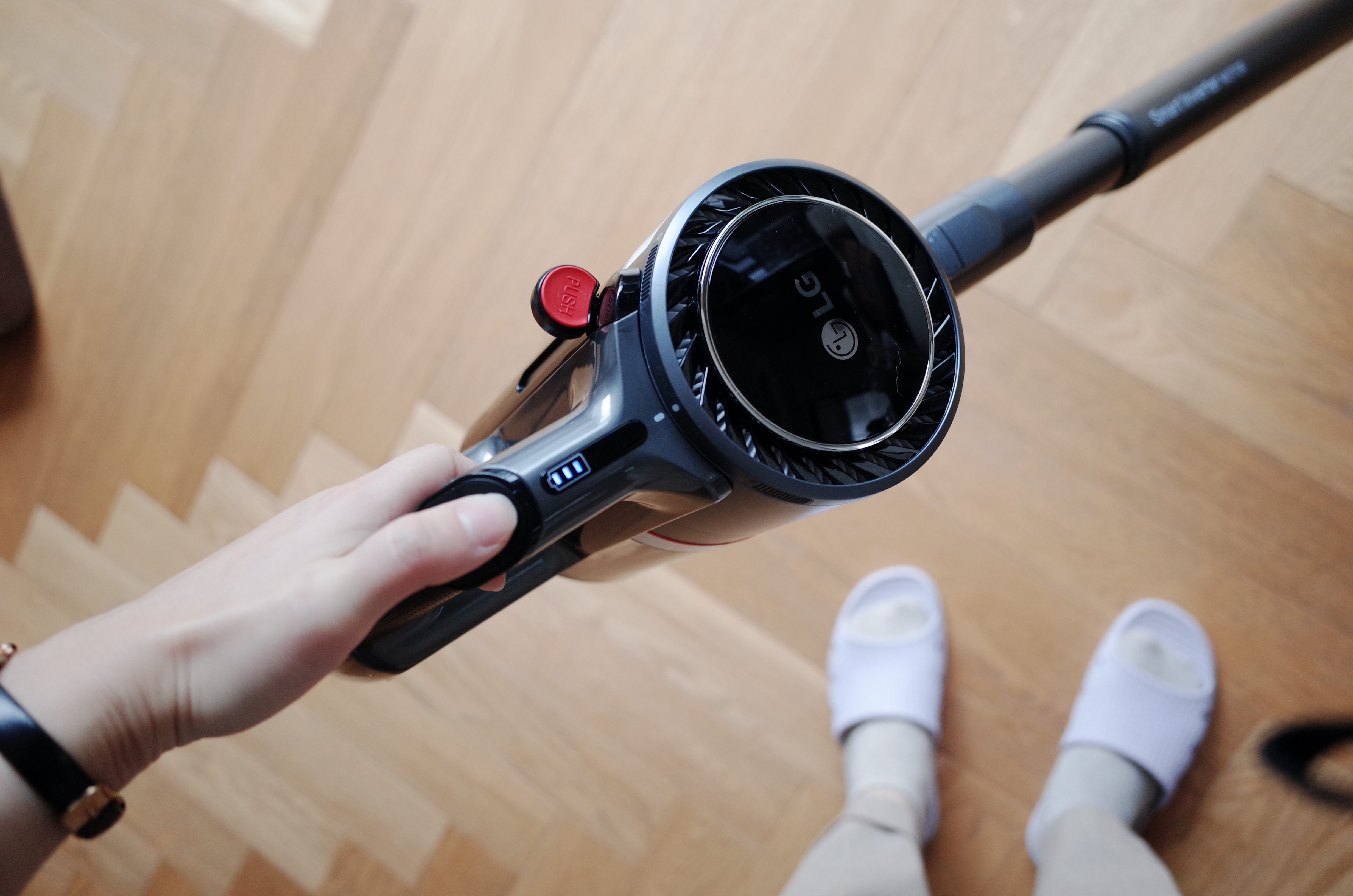 New product evaluation of LG a9k vacuum cleaner，Furniture designer almond vegetable head，