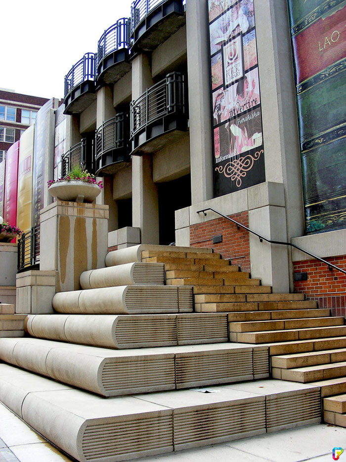 originality，bench，Human body curve，street，
