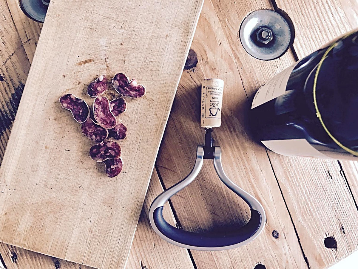 industrial design，product design，tool，red wine，