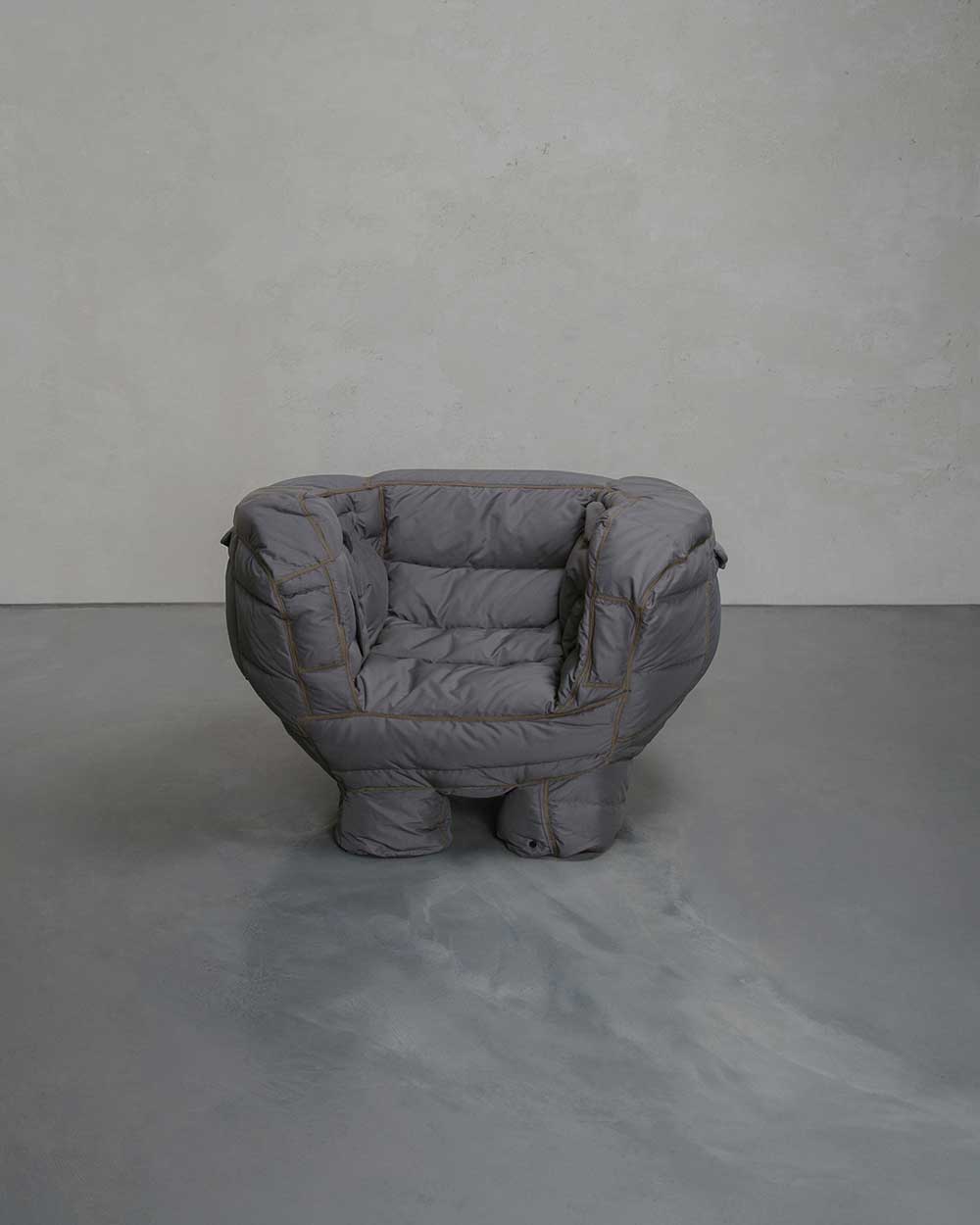 Jinyeong Yeon，Soft chair，black，Puffer coat，interest，