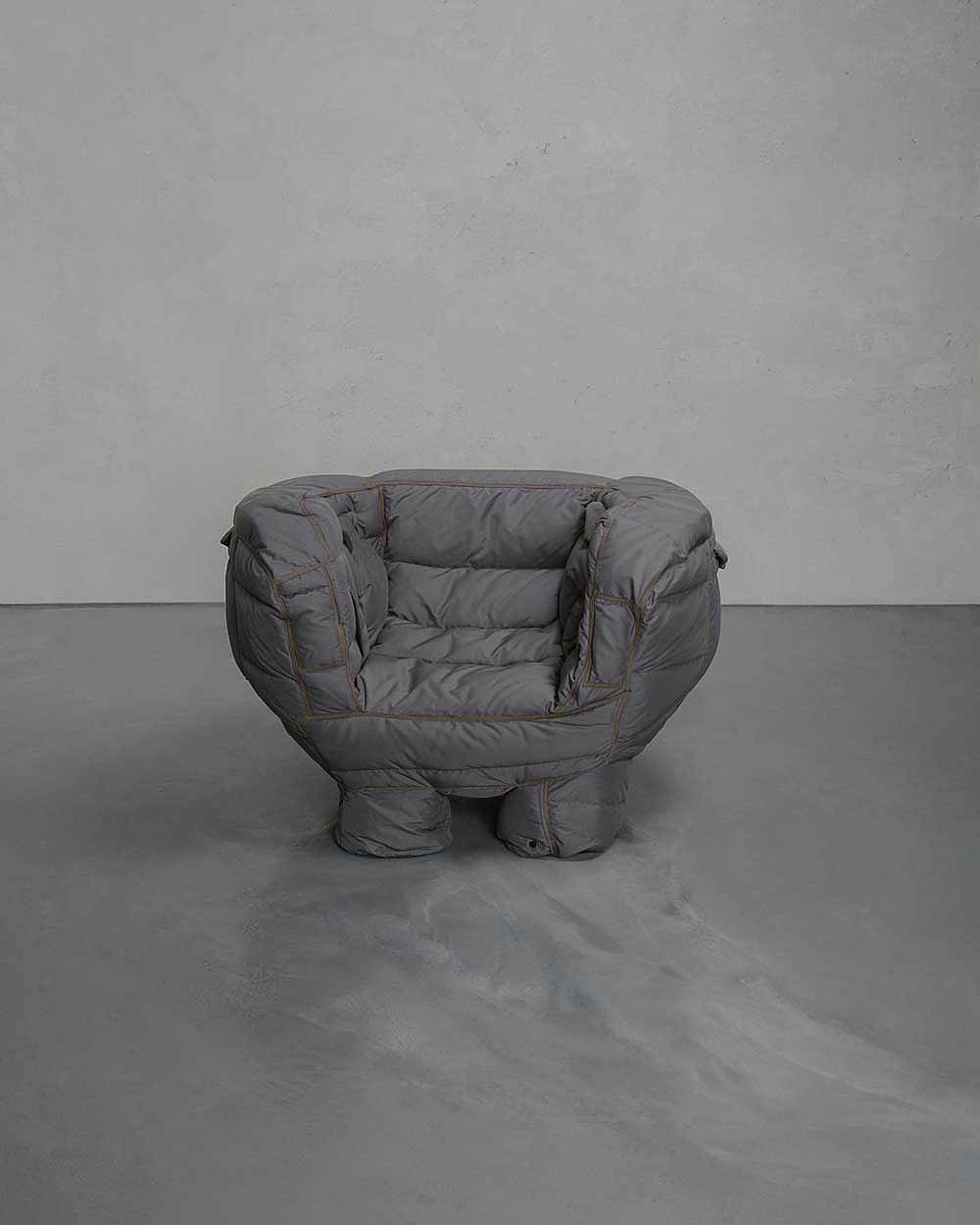 Jinyeong Yeon，Soft chair，black，Puffer coat，interest，