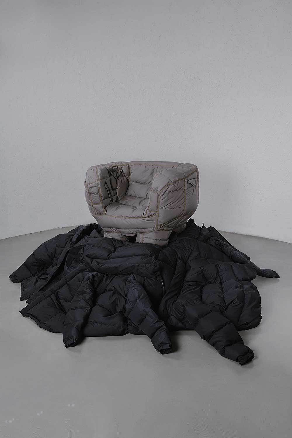 Jinyeong Yeon，Soft chair，black，Puffer coat，interest，