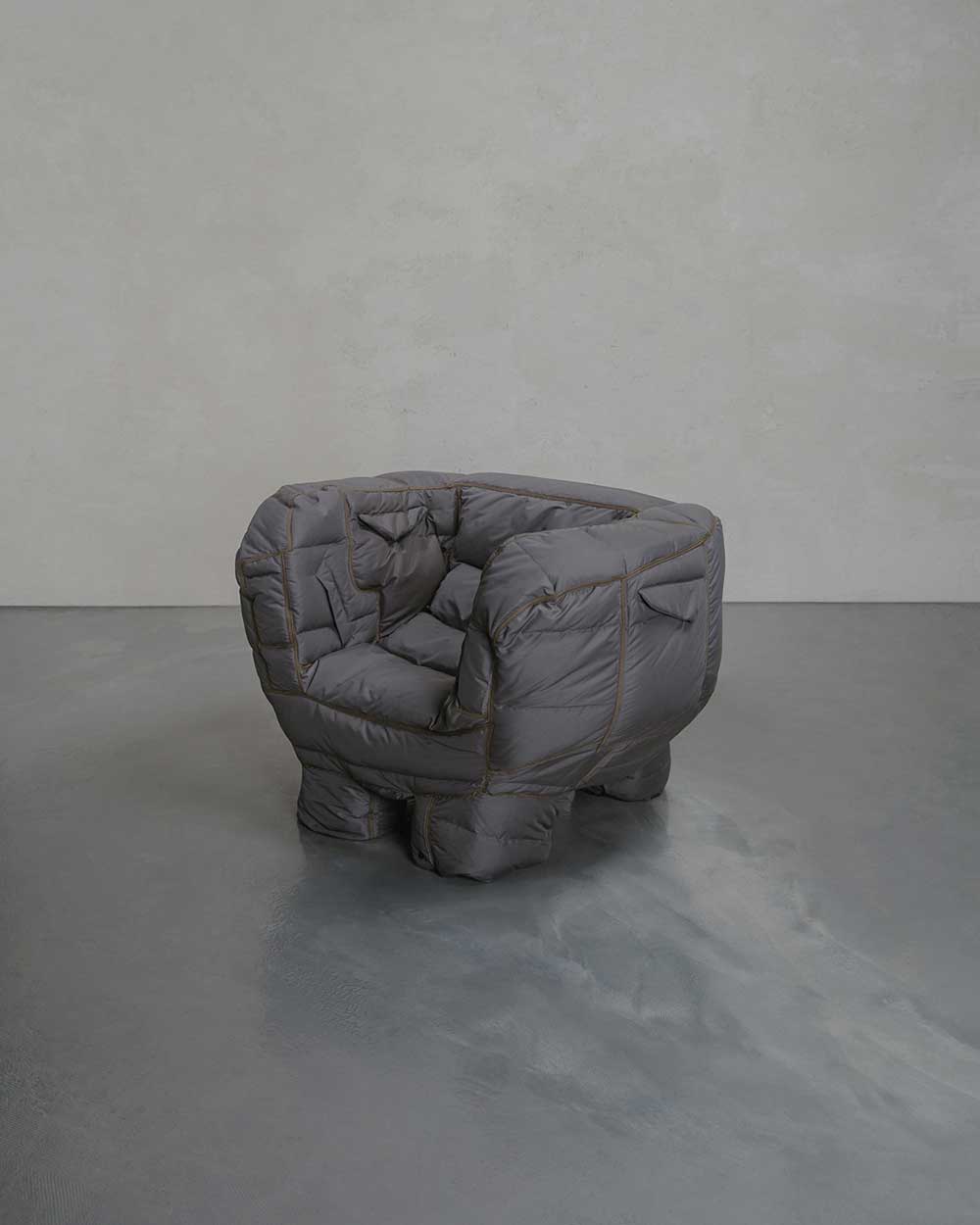 Jinyeong Yeon，Soft chair，black，Puffer coat，interest，