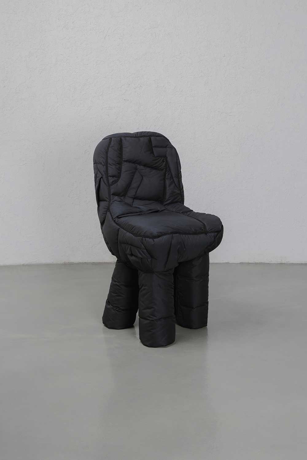 Jinyeong Yeon，Soft chair，black，Puffer coat，interest，