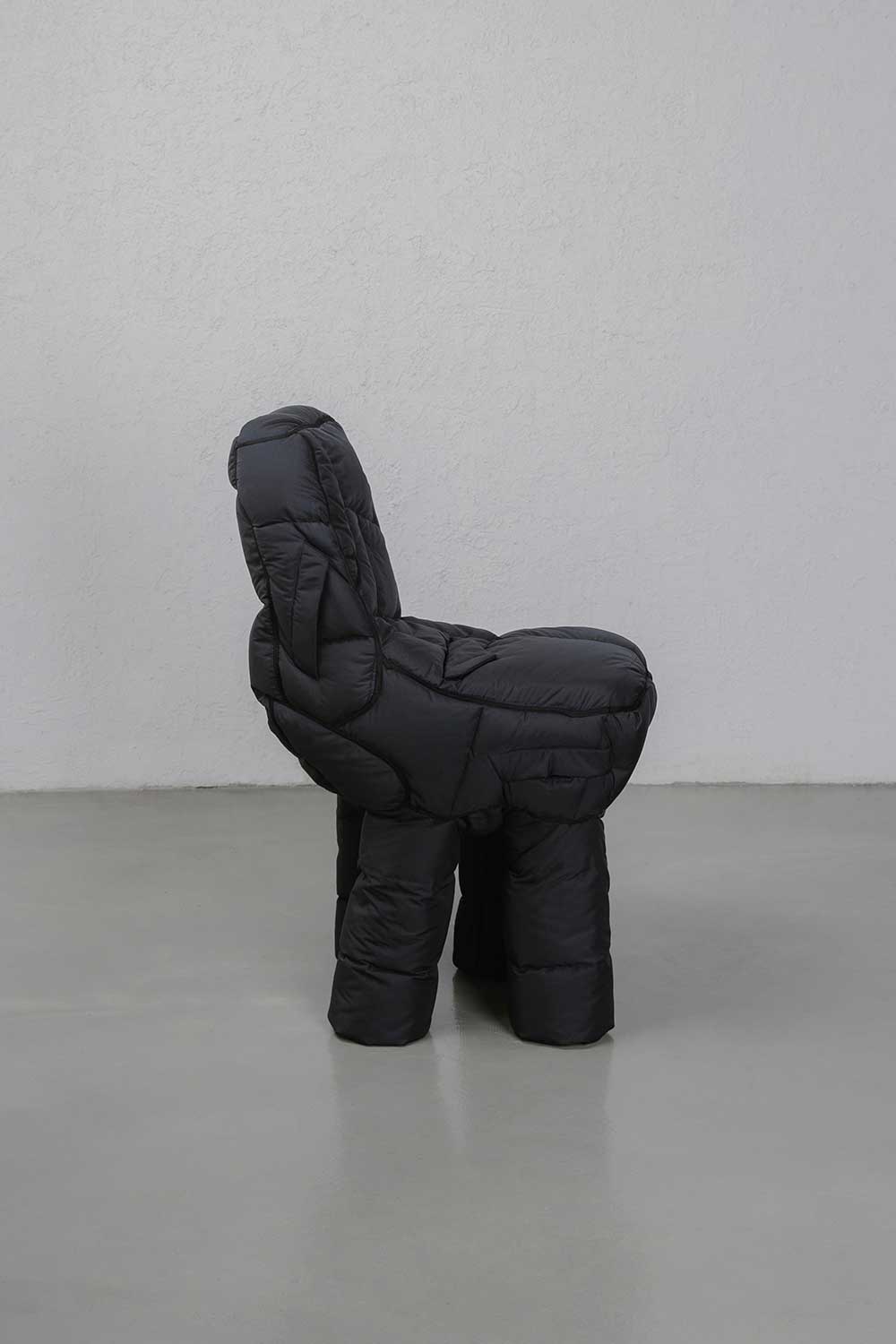 Jinyeong Yeon，Soft chair，black，Puffer coat，interest，