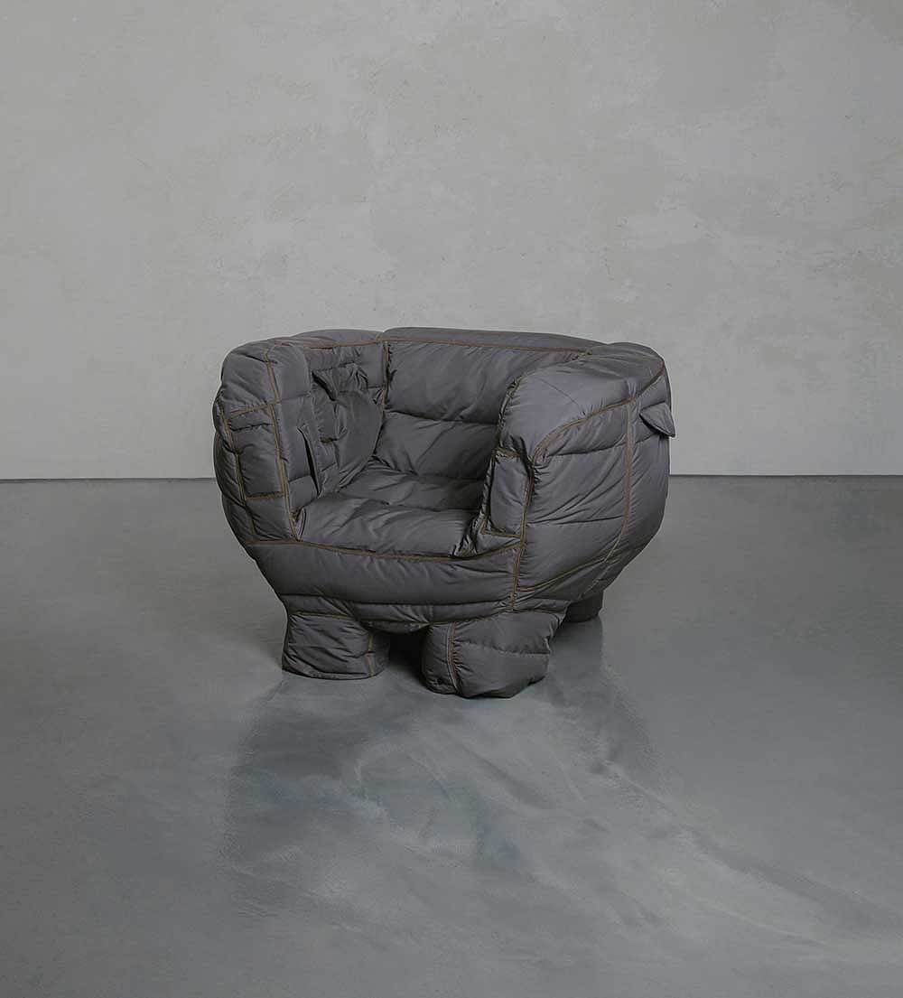 Jinyeong Yeon，Soft chair，black，Puffer coat，interest，