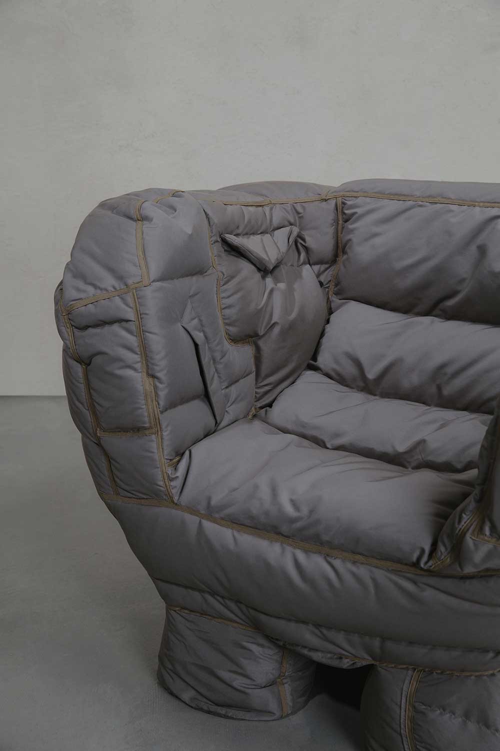 Jinyeong Yeon，Soft chair，black，Puffer coat，interest，