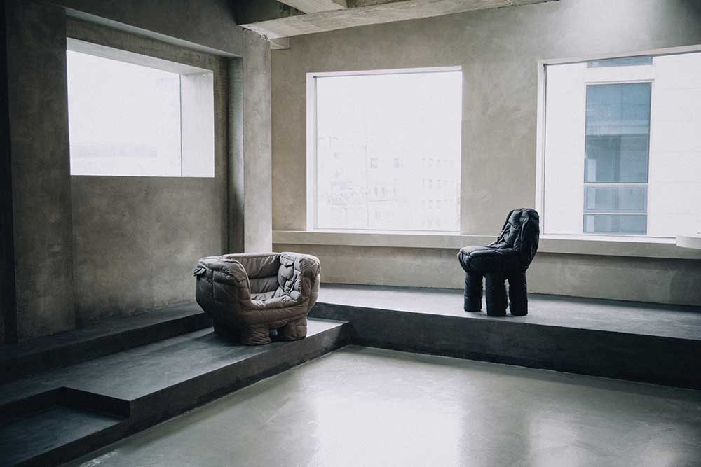 Jinyeong Yeon，Soft chair，black，Puffer coat，interest，