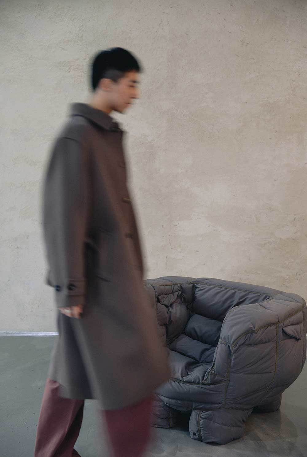 Jinyeong Yeon，Soft chair，black，Puffer coat，interest，