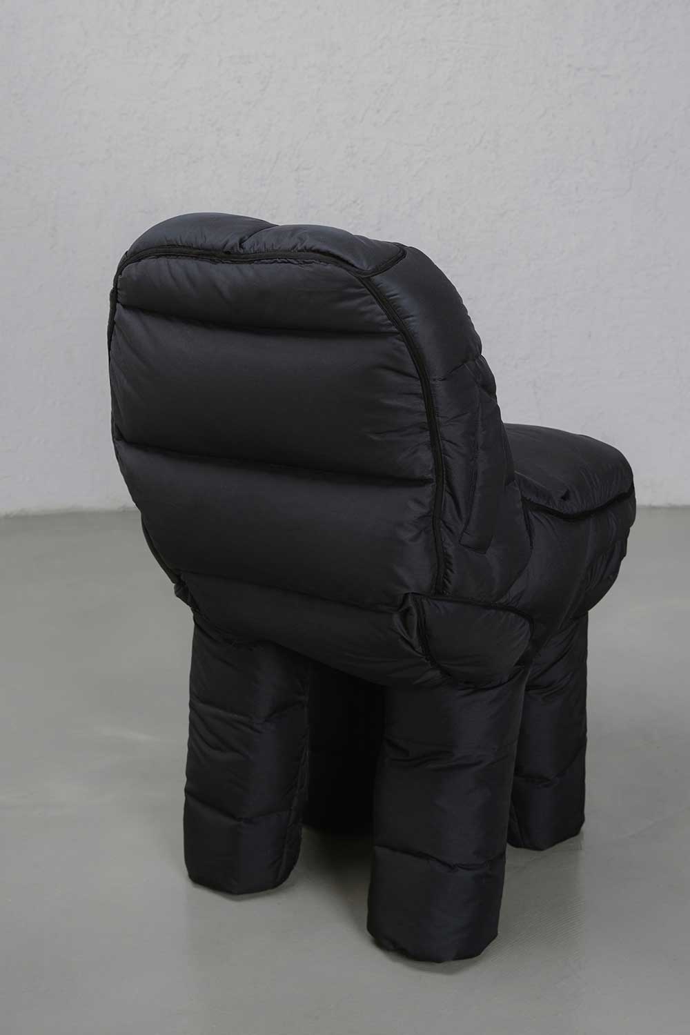 Jinyeong Yeon，Soft chair，black，Puffer coat，interest，
