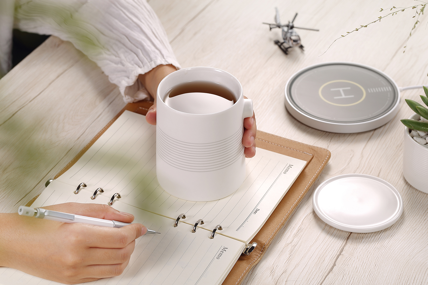 Thermostatic water cup，wireless charger ，