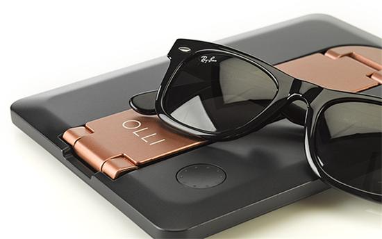 World's first，Mobile phone charging treasure，With bracket，506 yuan，