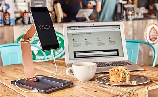 World's first，Mobile phone charging treasure，With bracket，506 yuan，