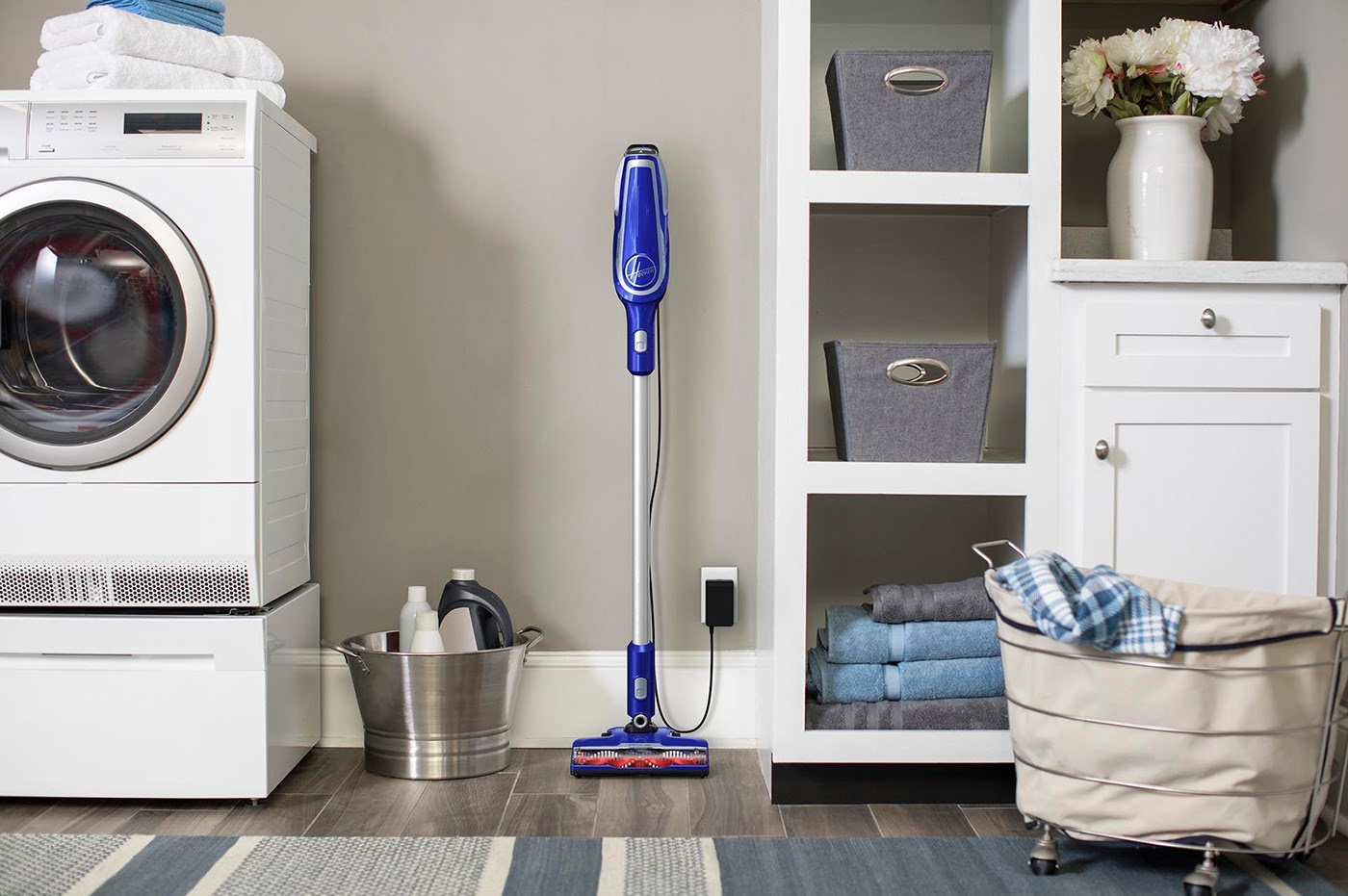 Vacuum cleaner，furniture，clear，