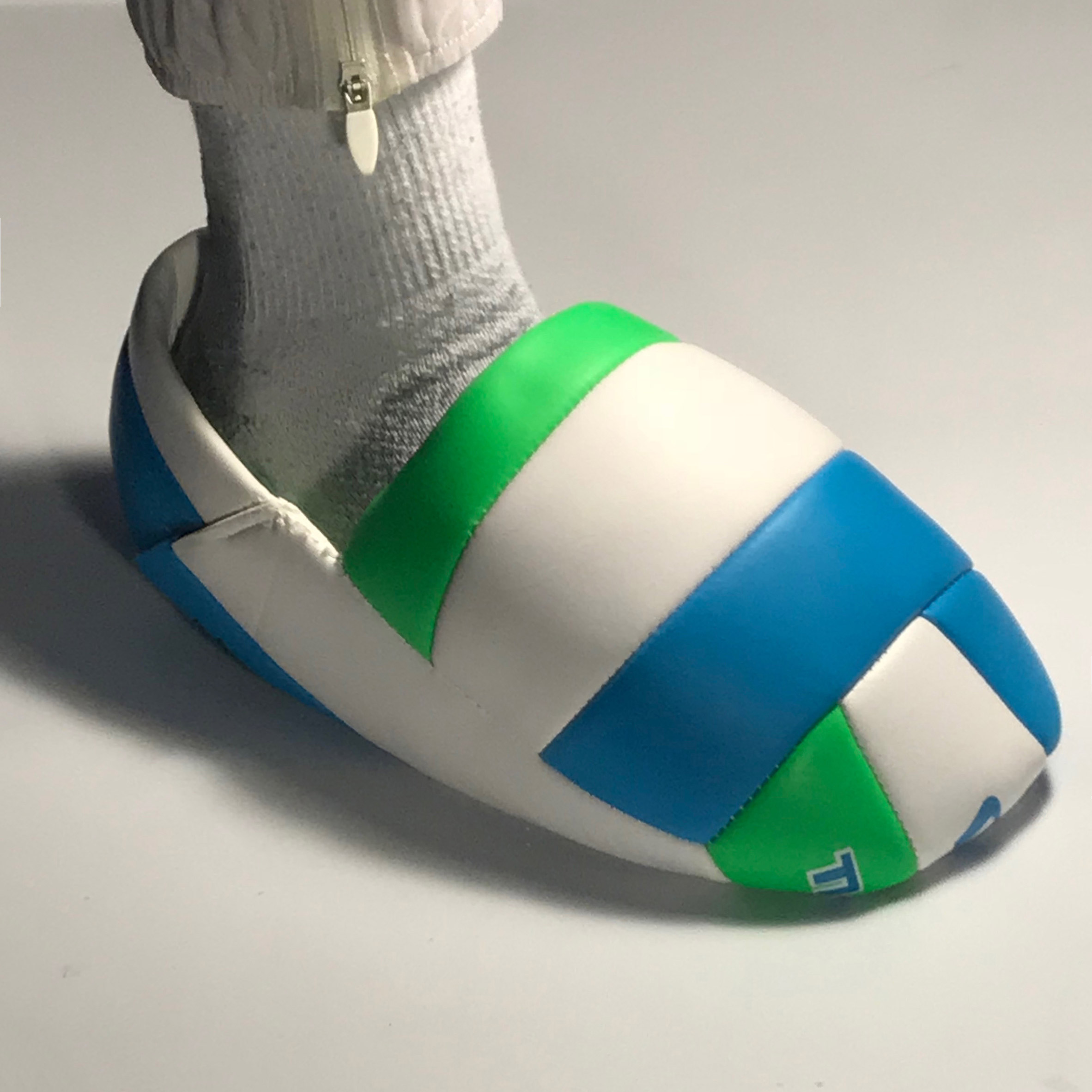 shoes，Umbrella，trunk，shorts，