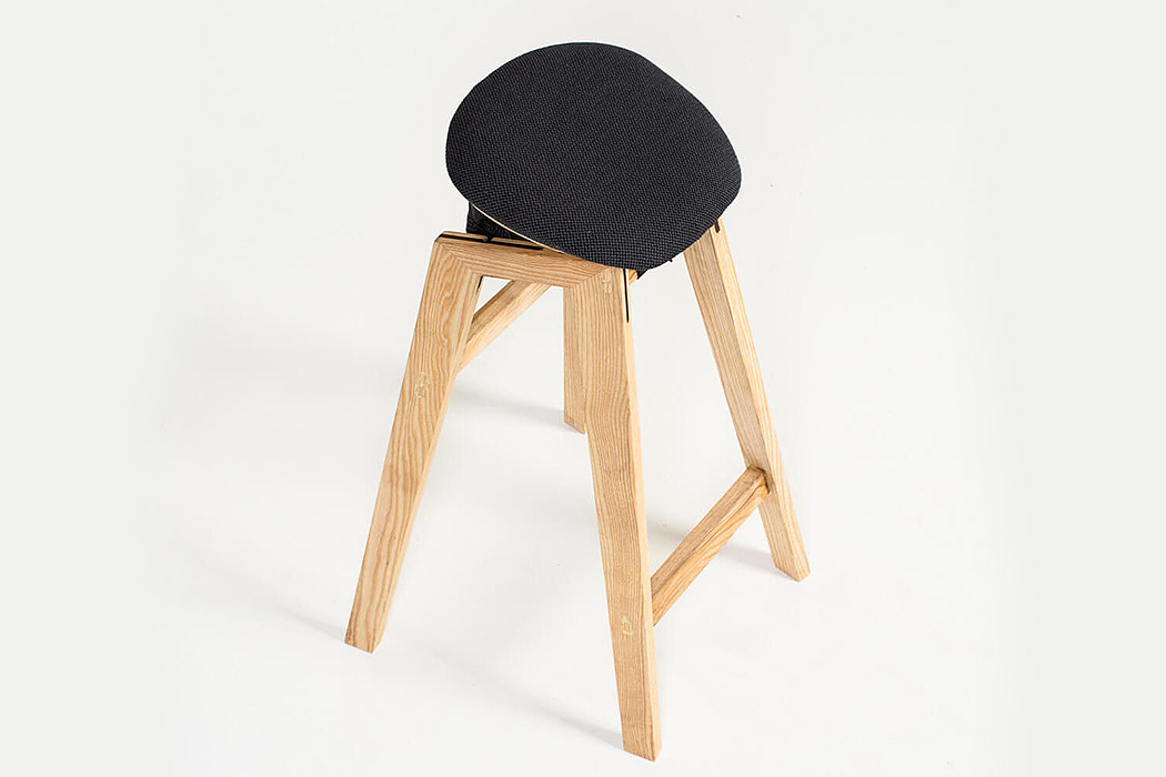 凳子，黑色，人体工程学，Sano，舒适，极简设计，