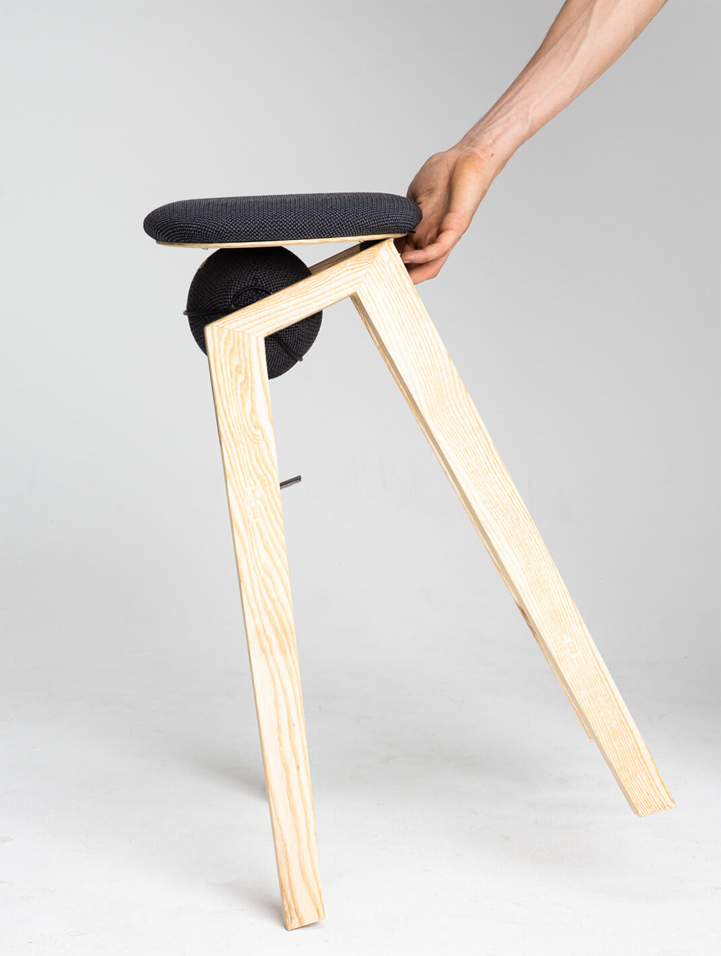 stool，black，Ergonomics，Say，comfortable，Minimalist design ，