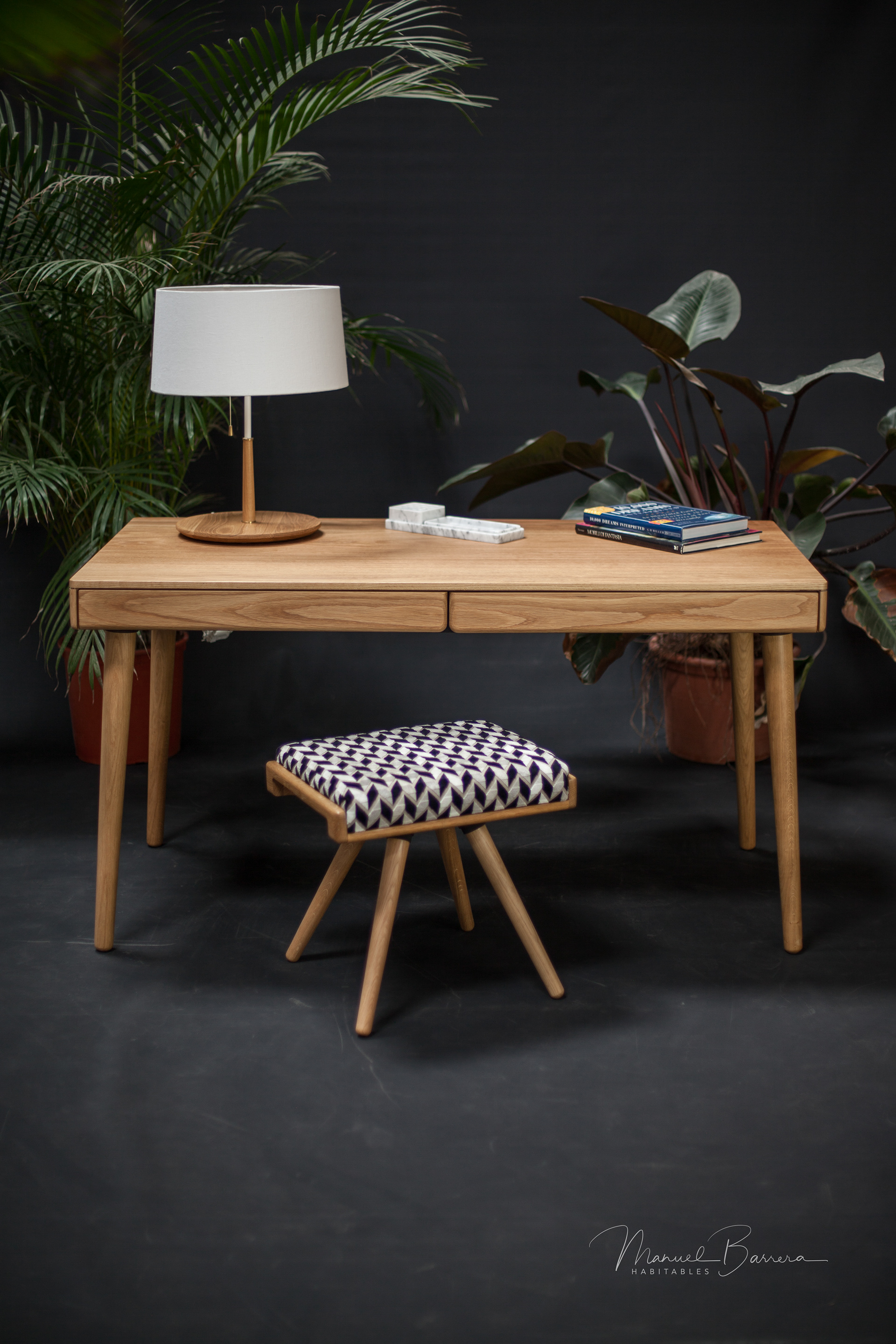 oak desk，furniture design ，wooden ，