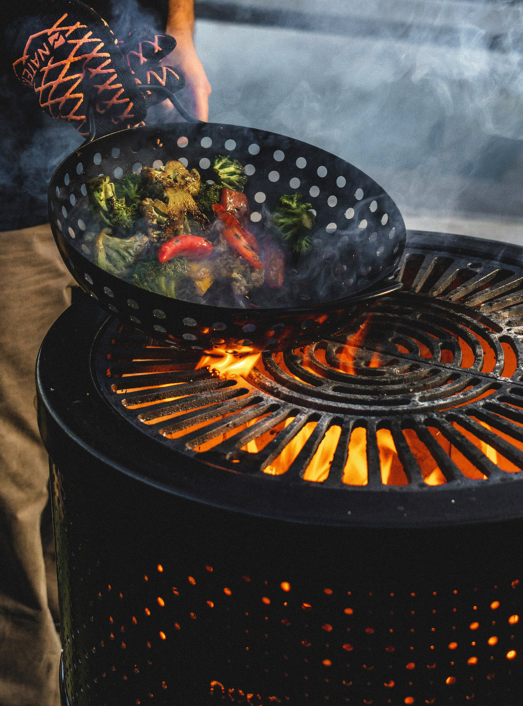 Young people，Grill，Metal，