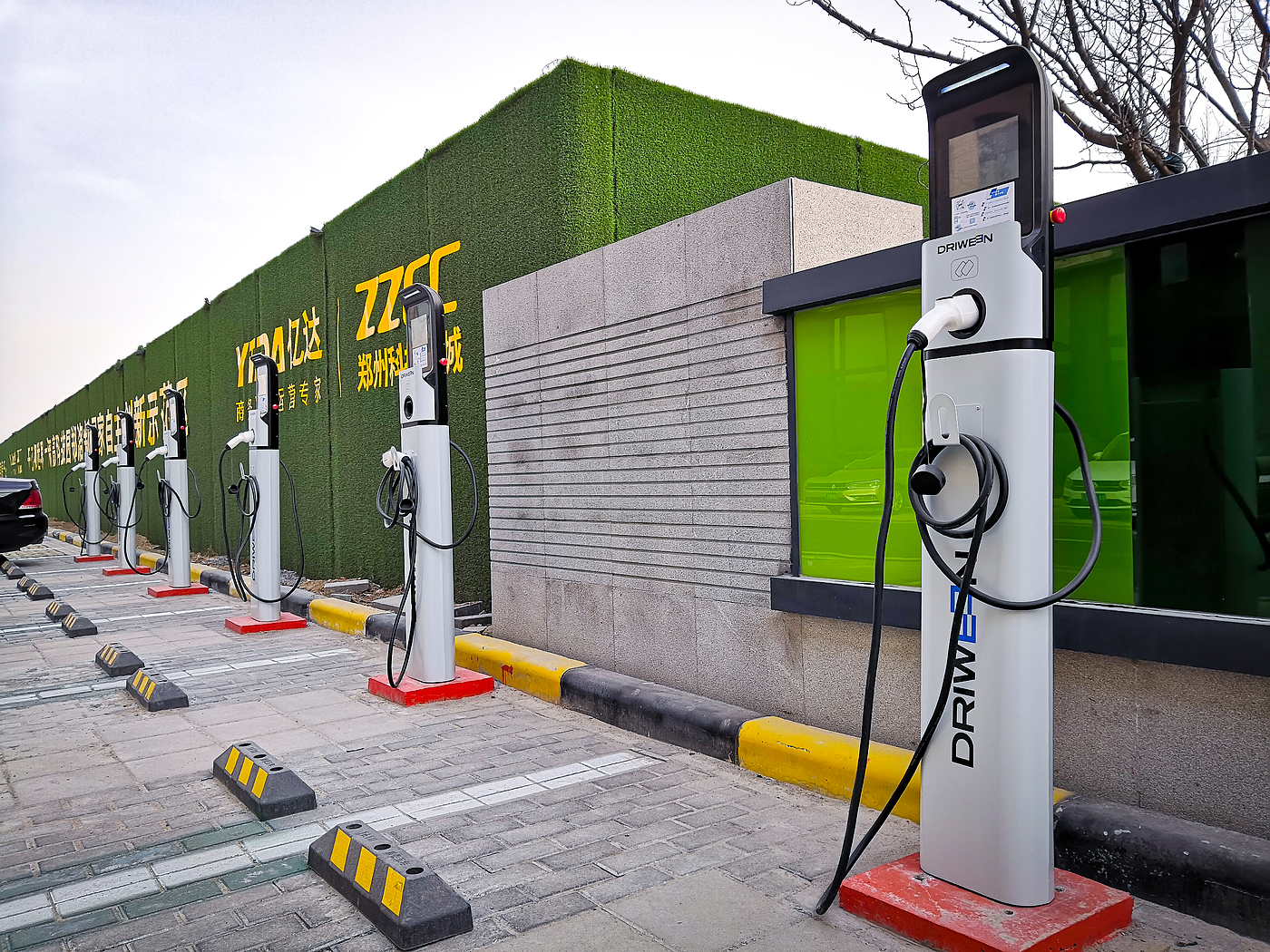 AC charging pile，The whole pile can also be hung on the wall，