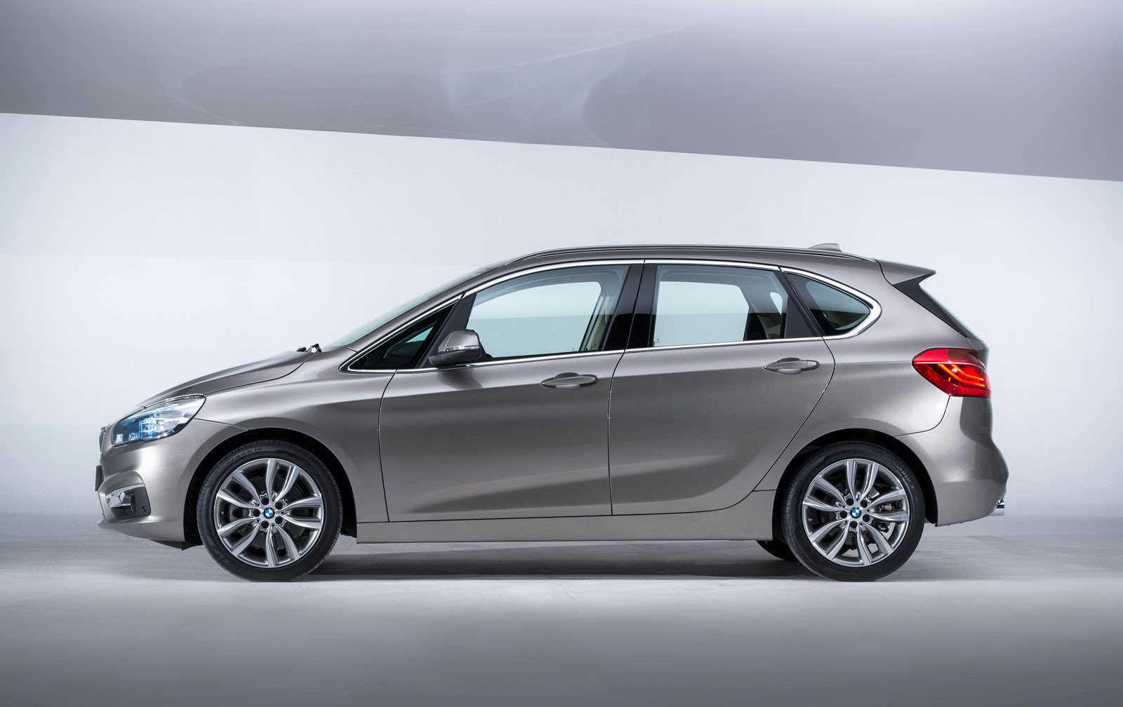 Movable station wagon，BMW 2 series，Industrial hand drawing，Hand drawn design，