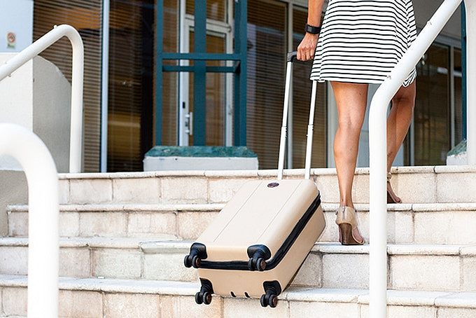 travel，stairs，suitcase，