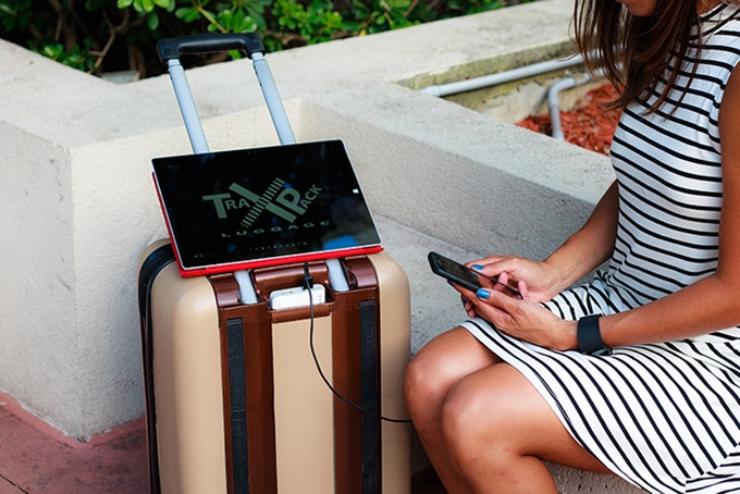 travel，stairs，suitcase，