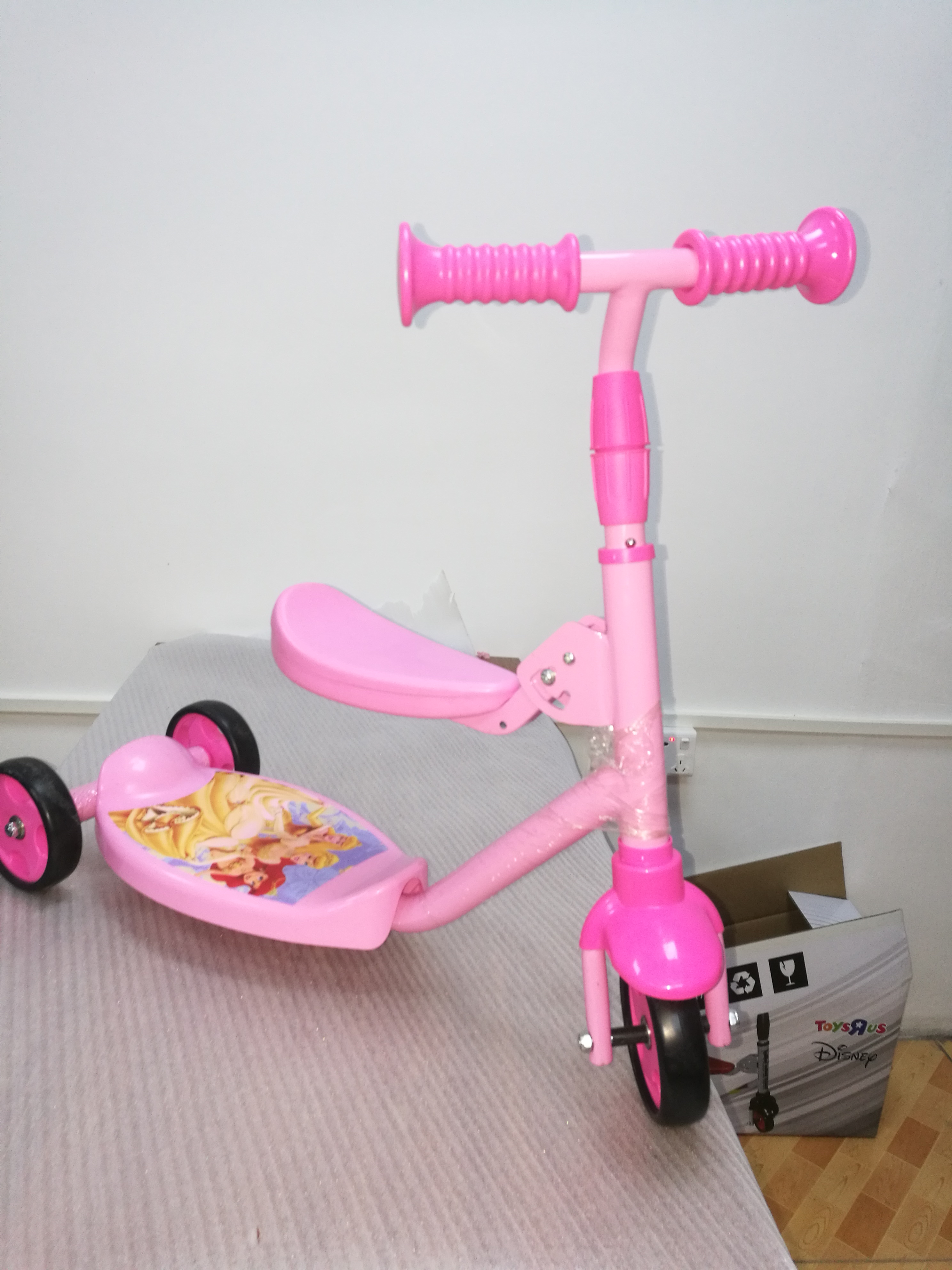 Professional structure and appearance design of children's car，