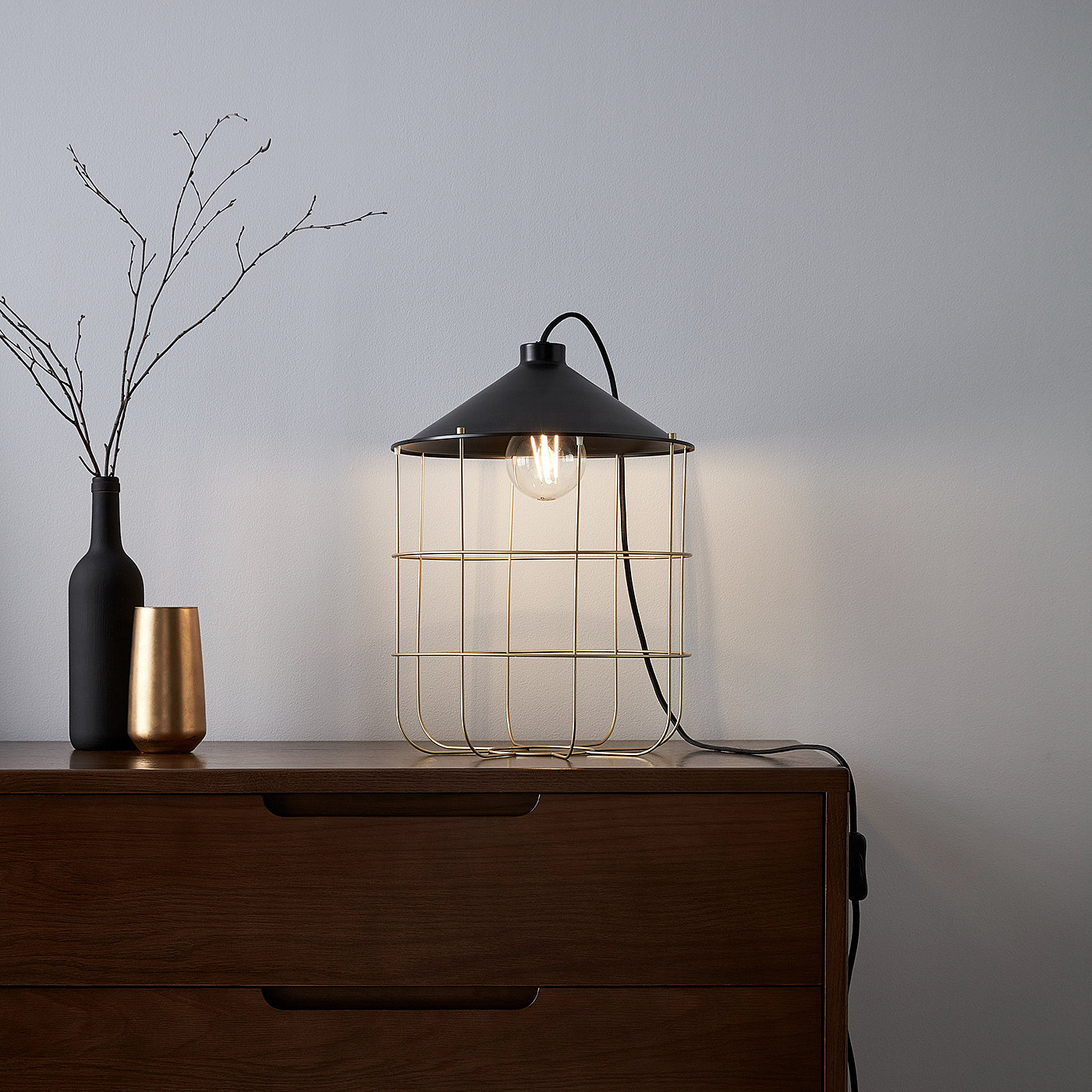 lamps and lanterns，furniture，lighting，a chandelier，