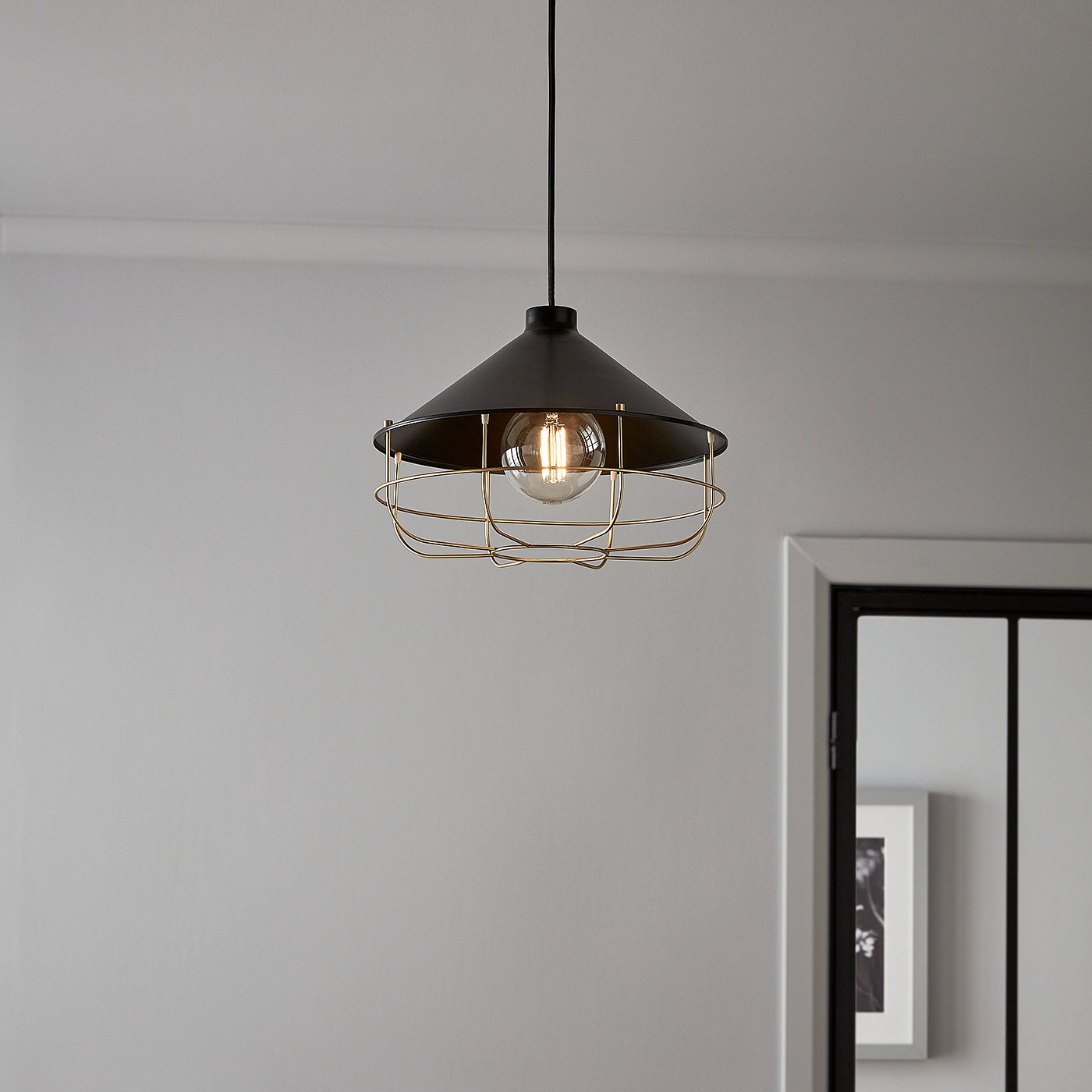 lamps and lanterns，furniture，lighting，a chandelier，