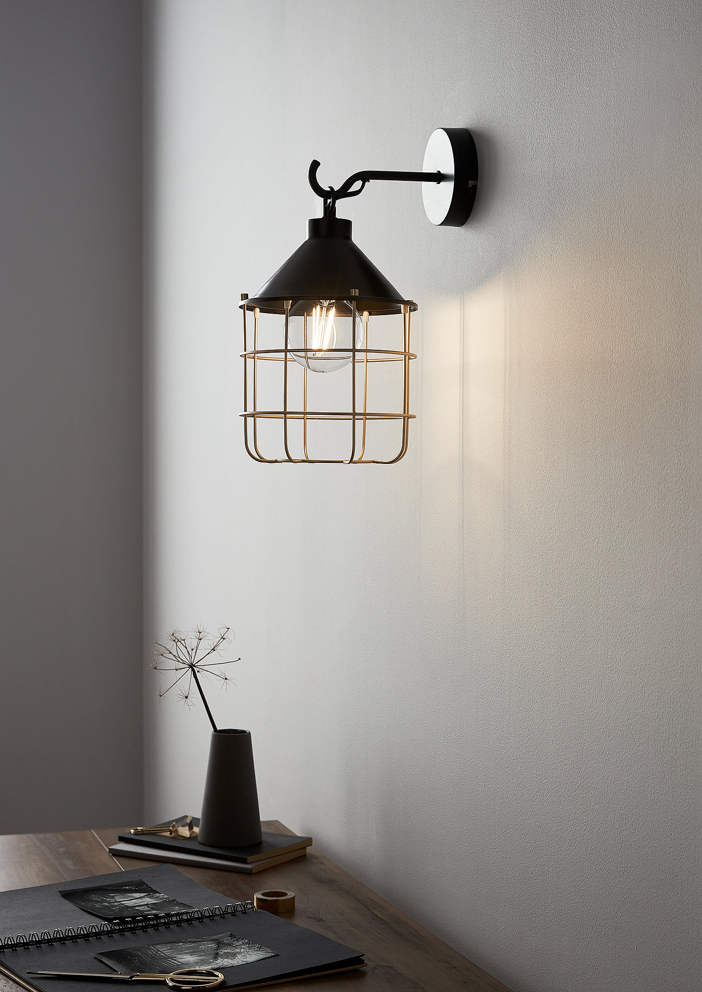 lamps and lanterns，furniture，lighting，a chandelier，