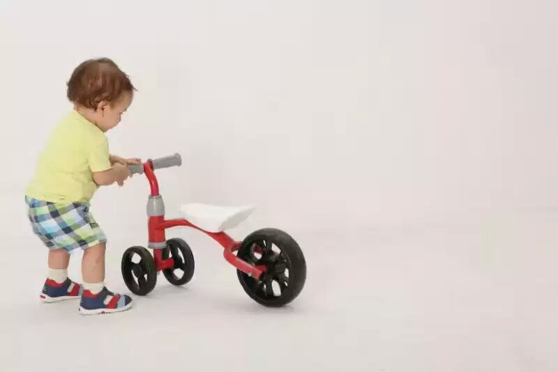 1-3-year-old children gradually learn to walk，