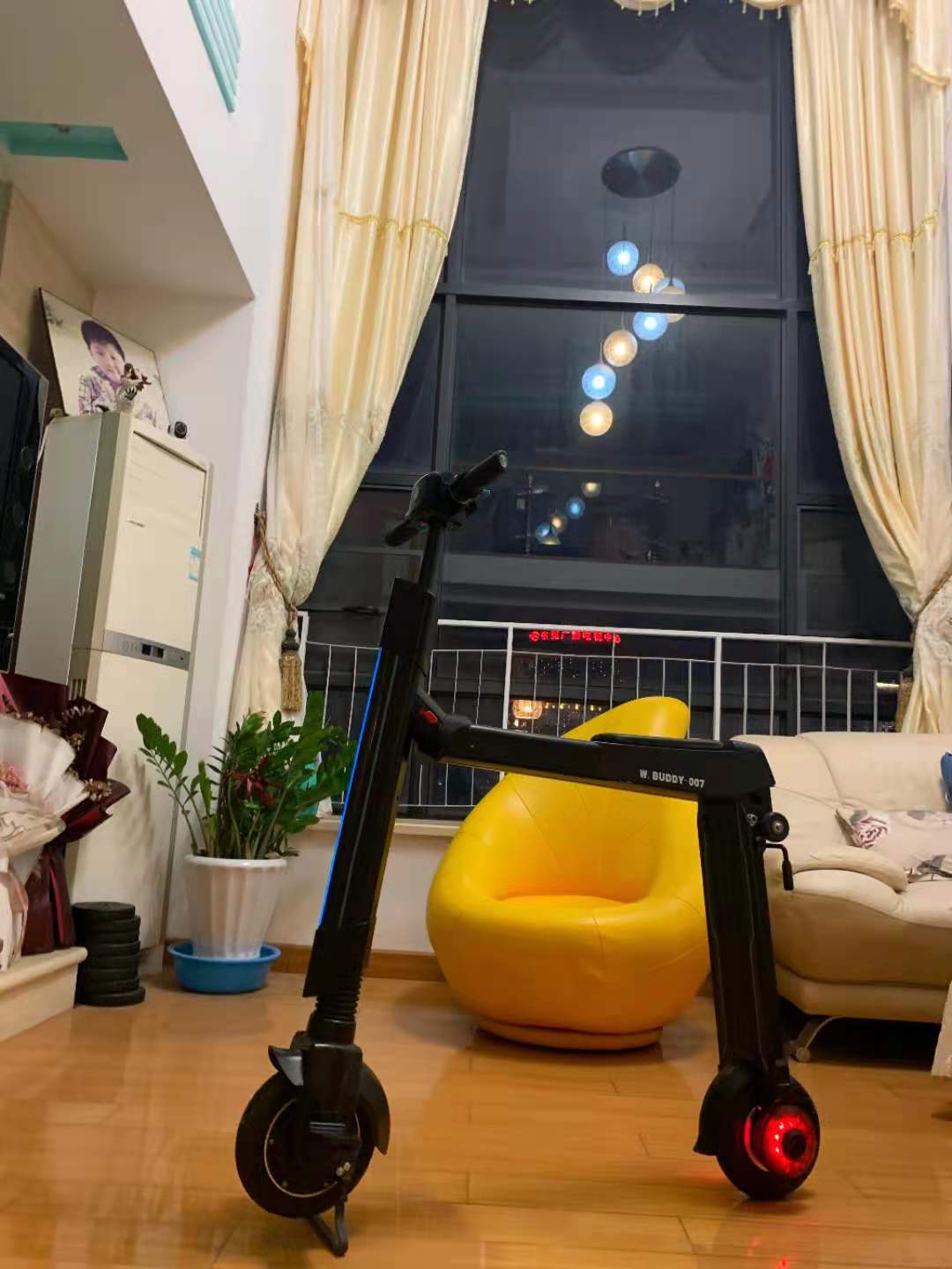 Subvert traditional design, a cool product!，More professional children's electric scooter, subverting the traditional design，w，We only make designs that can be landed!!!，