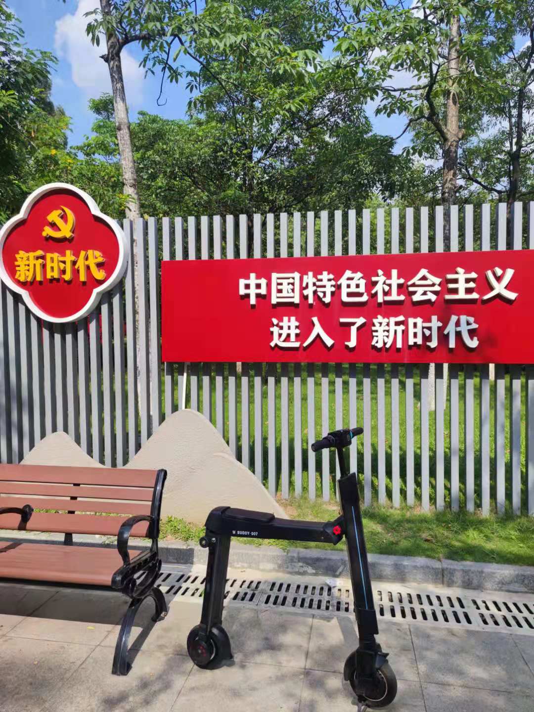 Subvert traditional design, a cool product!，More professional children's electric scooter, subverting the traditional design，w，We only make designs that can be landed!!!，