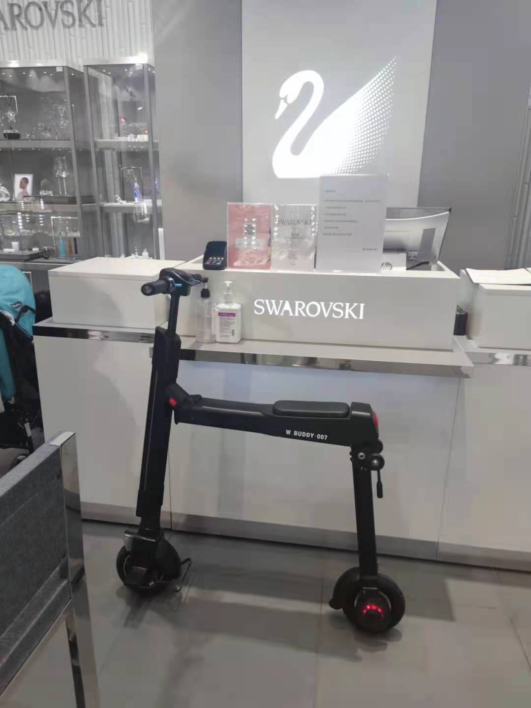 Subvert traditional design, a cool product!，More professional children's electric scooter, subverting the traditional design，w，We only make designs that can be landed!!!，