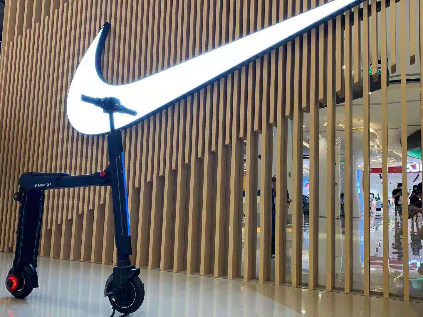 Subvert traditional design, a cool product!，More professional children's electric scooter, subverting the traditional design，w，We only make designs that can be landed!!!，