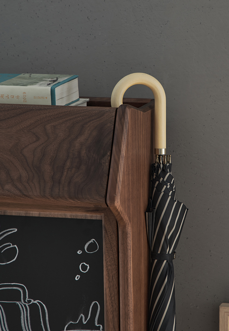 Furniture designer Ren Mengying，